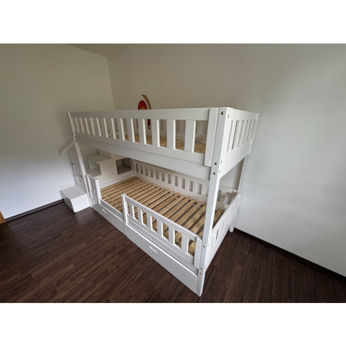 Modernes Hochbett mit Treppe für Kinderzimmer in den Alpen